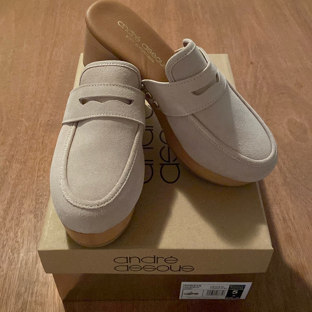 André Assous Soraya Clogs in color Ivory and size 5.